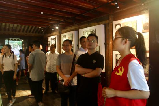 ”追寻革命印迹，情系红色鄞州“电竞博彩
寻迹小分队-故居讲解